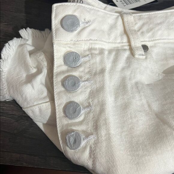 Torrid Size 18 Optic White Distressed Buttonfly Denim Jean Shorts NWT - Picture 5 of 8